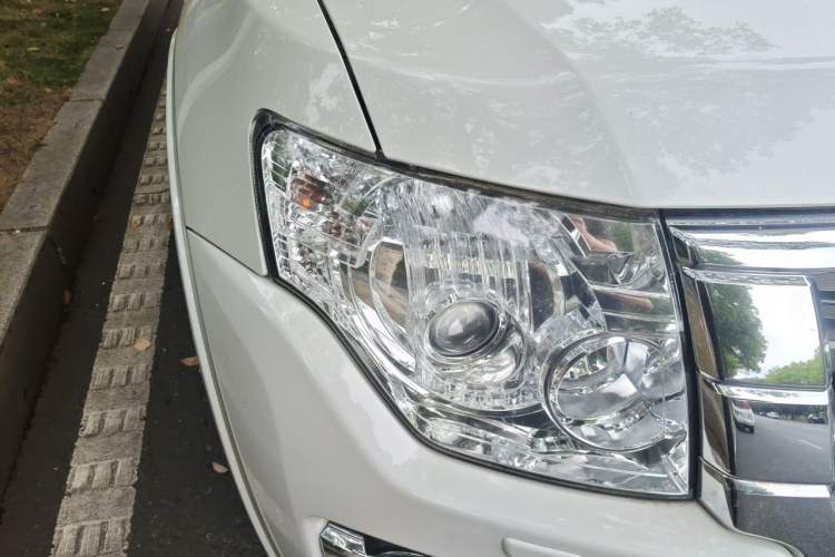 Used Mitsubishi Pajero 2020 3.0L Automatic Standard Edition Right Front Headlight