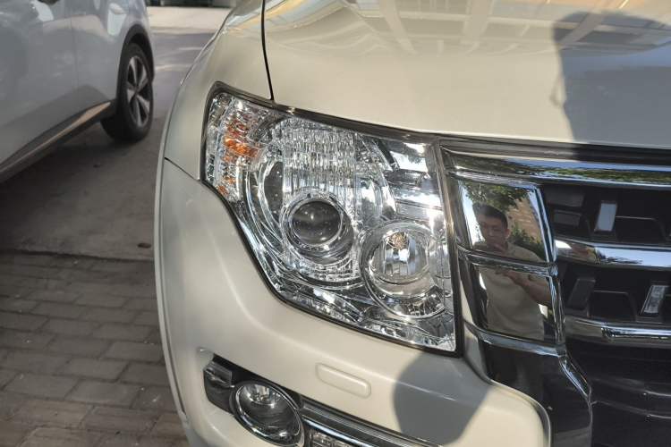 Used Mitsubishi Pajero  Right Front Headlight