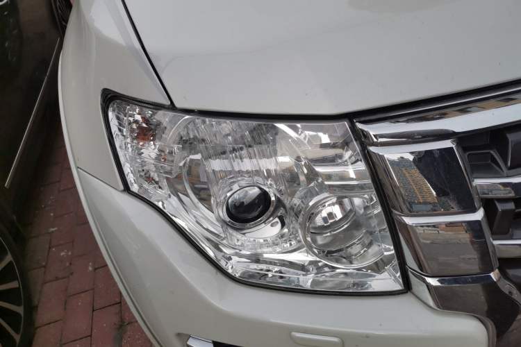 Used Mitsubishi Pajero  Right Front Headlight