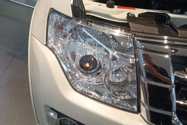 Used Mitsubishi Pajero 2020 3.0L Automatic Prestige Off-Road Edition Right Front Headlight