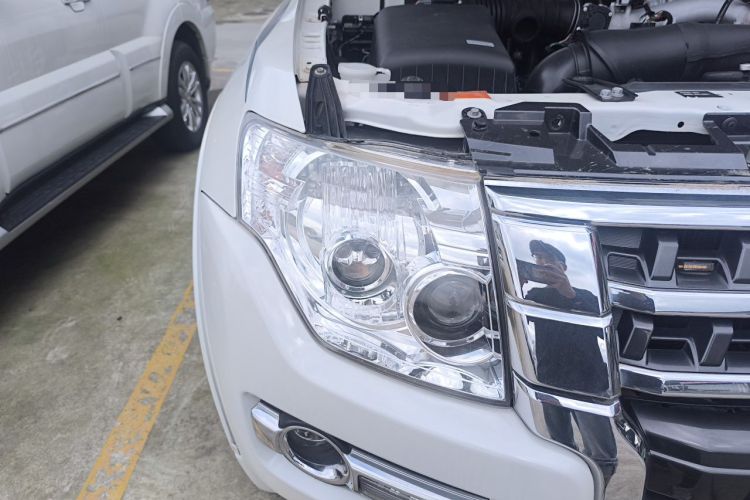 Used Mitsubishi Pajero  Right Front Headlight