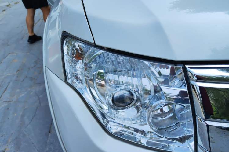 Used Mitsubishi Pajero  Right Front Headlight
