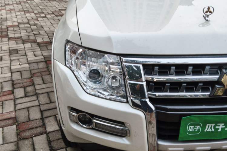 Used Mitsubishi Pajero  Right Front Headlight