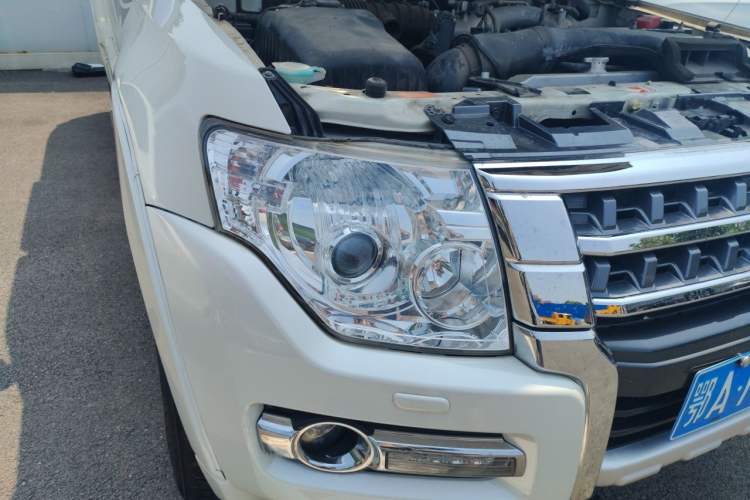 Used Mitsubishi Pajero  Right Front Headlight