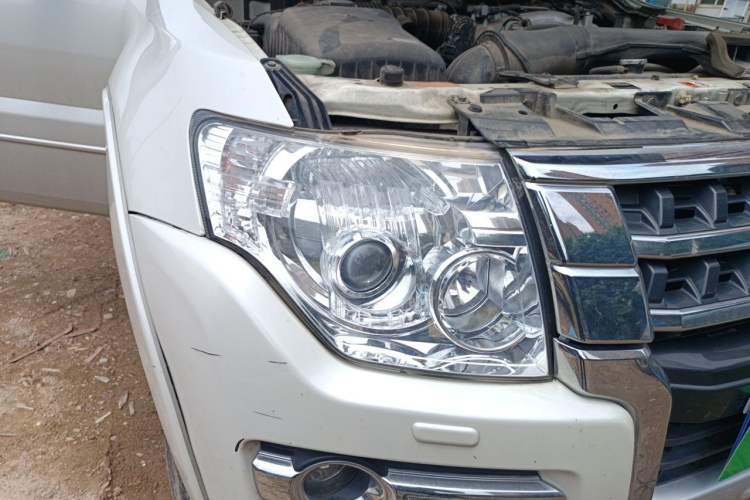 Used Mitsubishi Pajero  Right Front Headlight