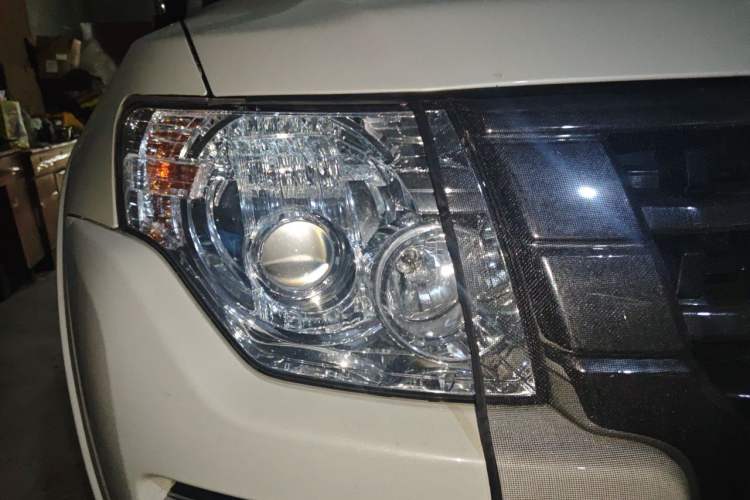 Used Mitsubishi Pajero  Right Front Headlight