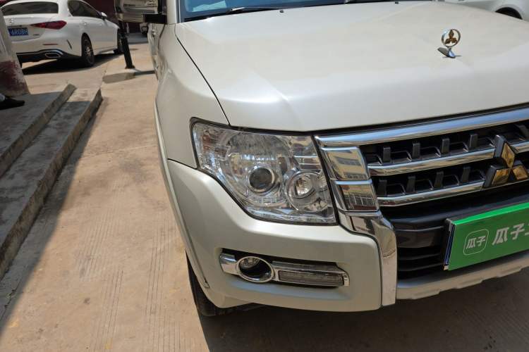 Used Mitsubishi Pajero  Right Front Headlight