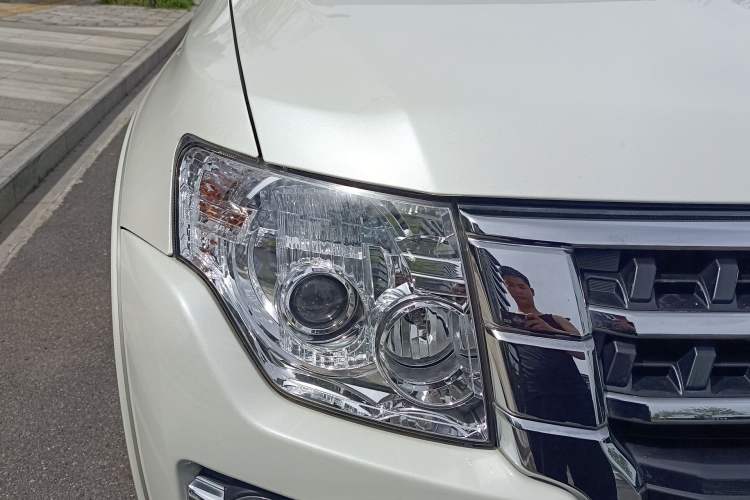 Used Mitsubishi Pajero  Right Front Headlight