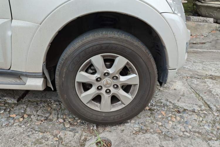 Used Mitsubishi Pajero  Right Front Wheel Hub