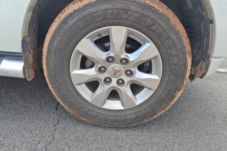 Used Mitsubishi Pajero 2020 3.0L Automatic Luxury Off-Road Version Right Front Wheel Hub