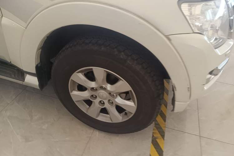 Used Mitsubishi Pajero 2020 3.0L Automatic Luxury Off-Road Version Right Front Wheel Hub