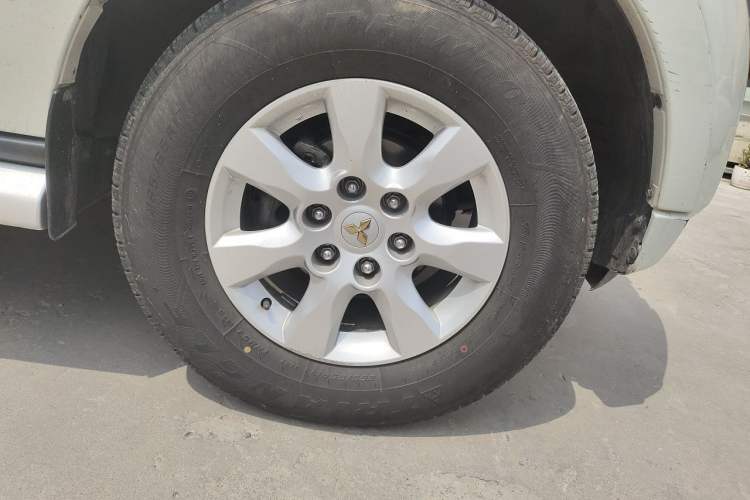 Used Mitsubishi Pajero  Right Front Wheel Hub