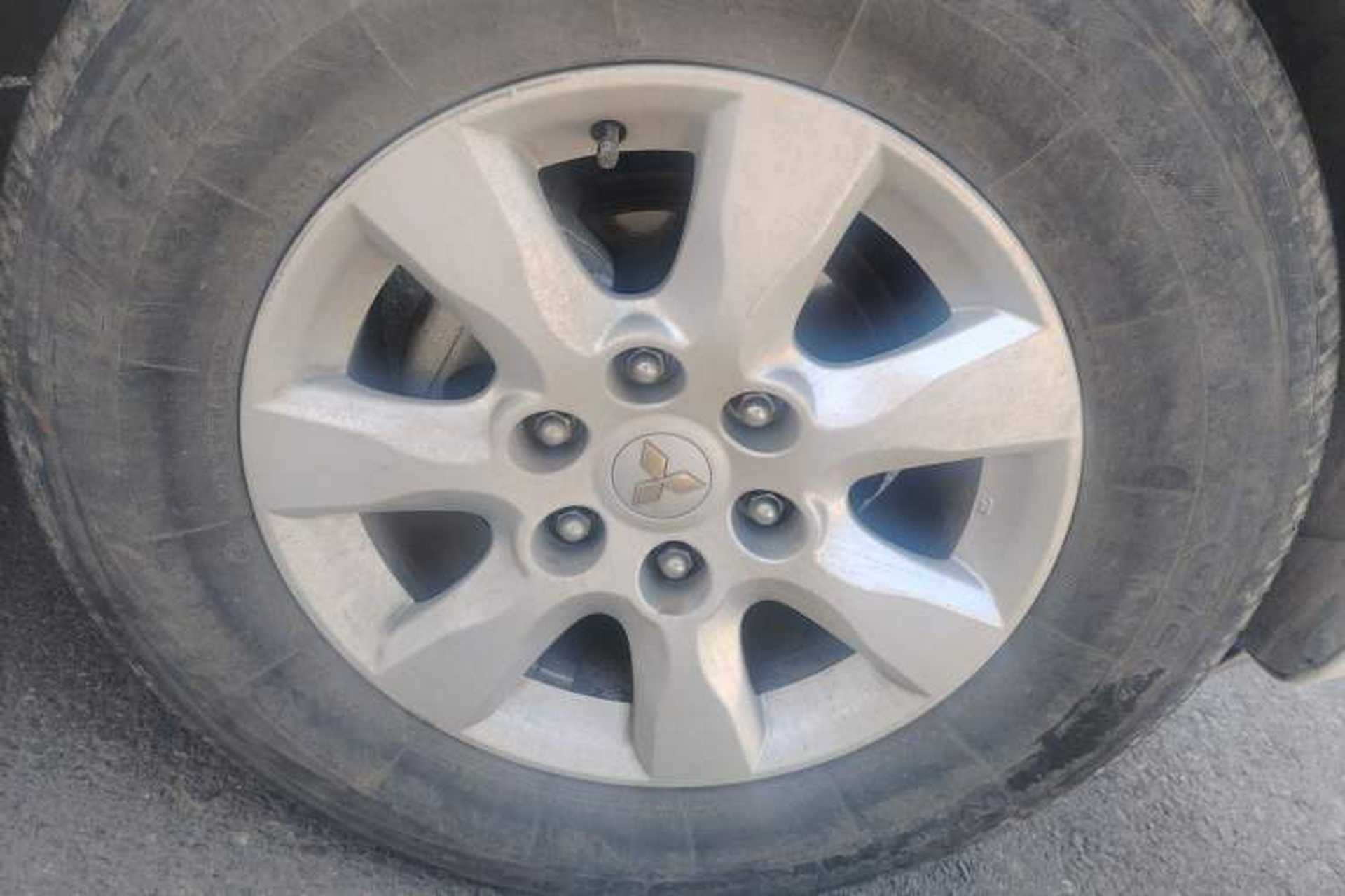 Used Mitsubishi Pajero  Right Front Wheel Hub