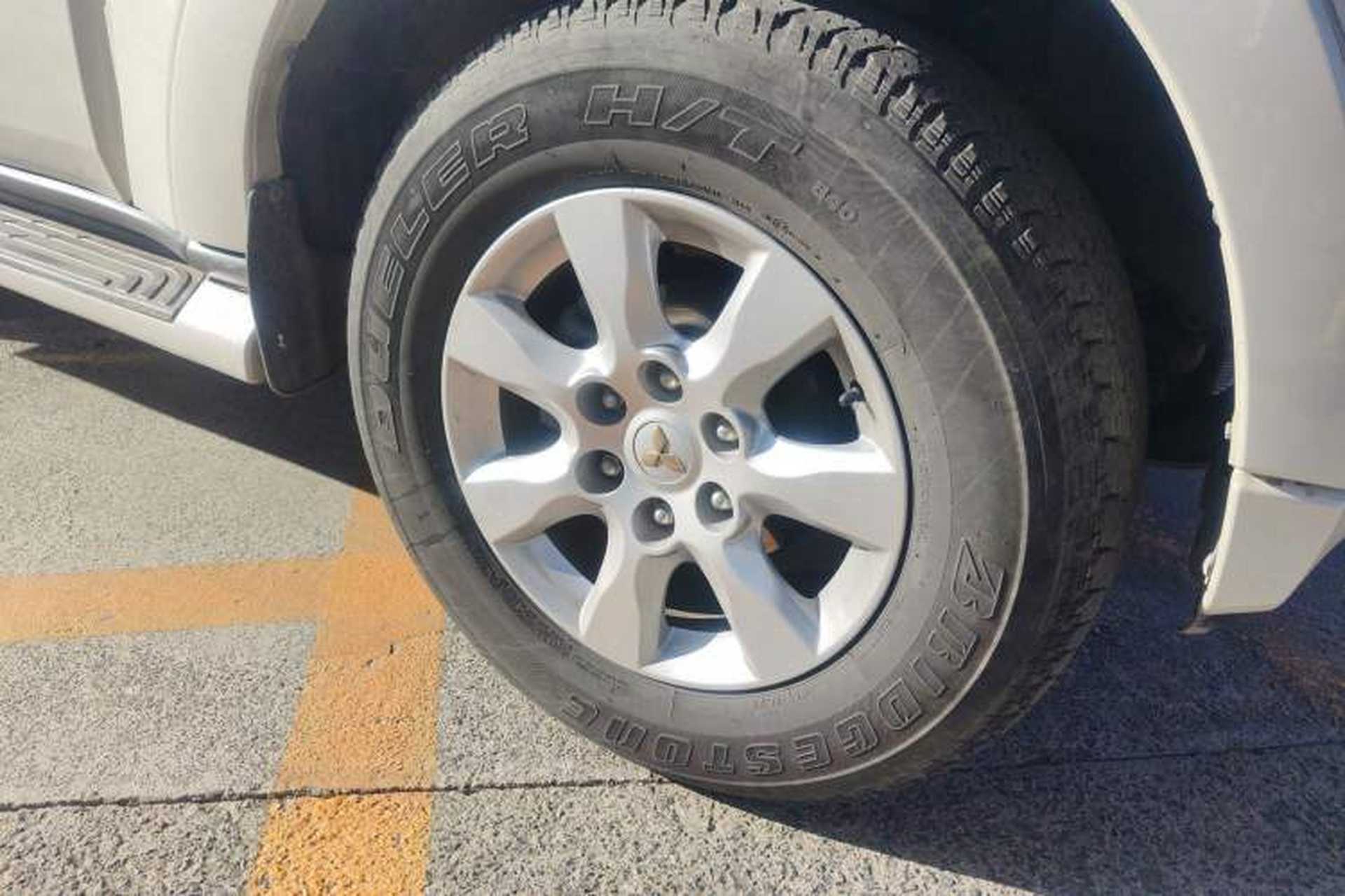 Used Mitsubishi Pajero 2020 3.0L Automatic Luxury Off-Road Version Right Front Wheel Hub