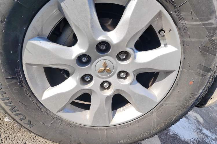 Used Mitsubishi Pajero 2020 3.0L Automatic Standard Edition Right Front Wheel Hub