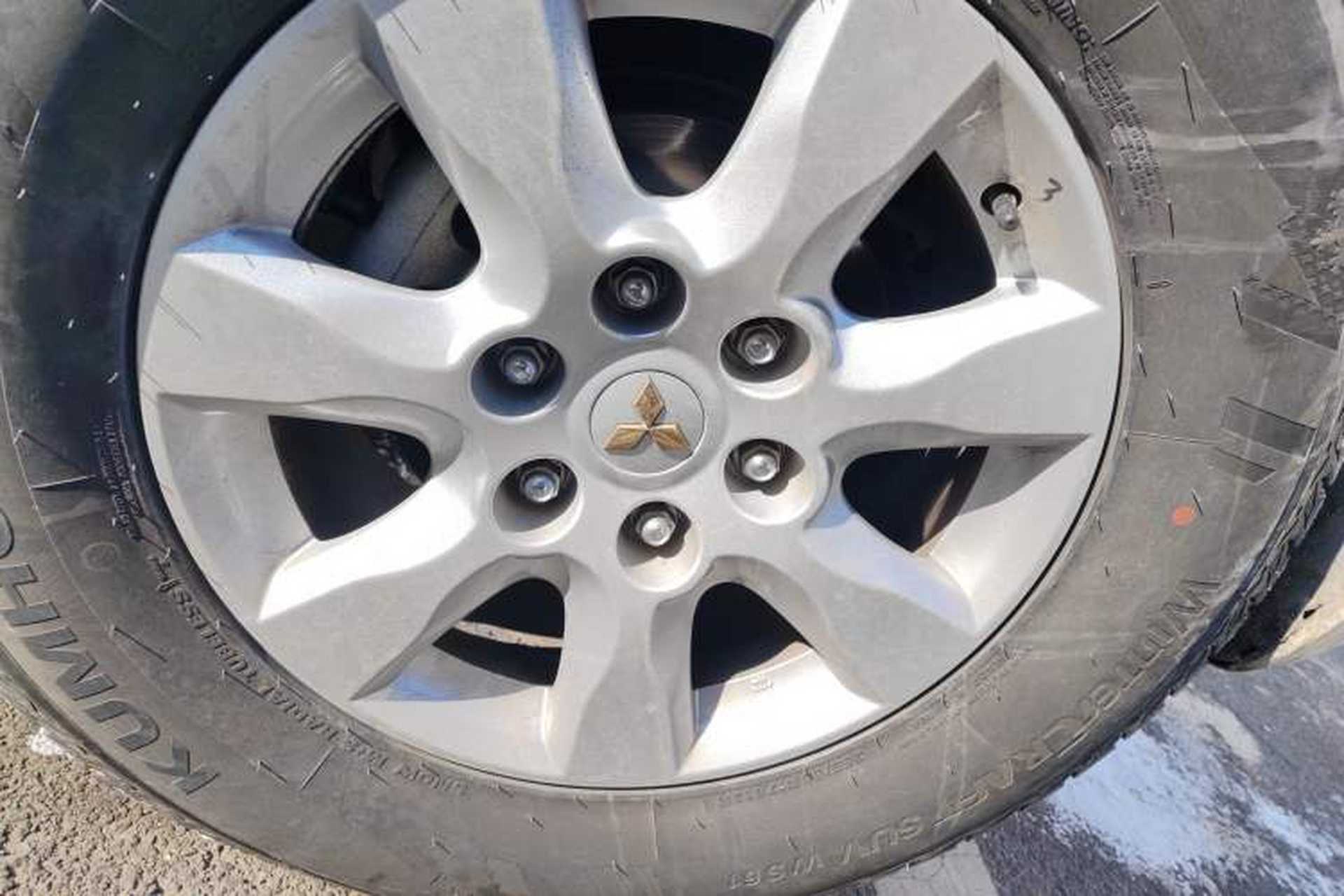 Used Mitsubishi Pajero 2020 3.0L Automatic Standard Edition Right Front Wheel Hub