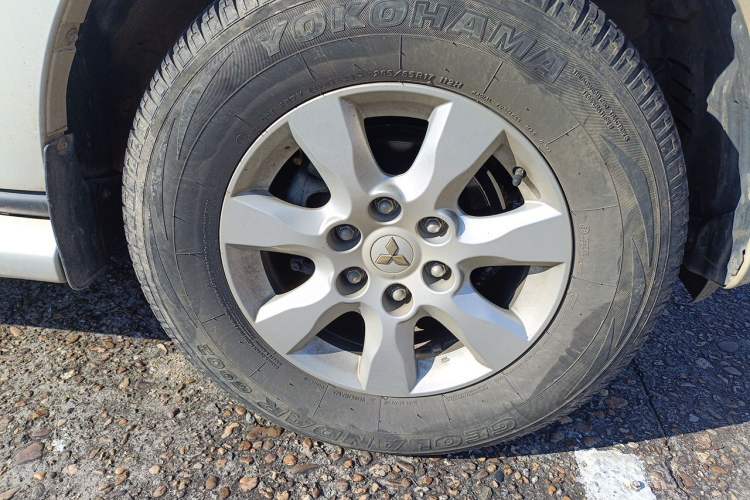 Used Mitsubishi Pajero 2020 3.0L Automatic Luxury Edition Right Front Wheel Hub