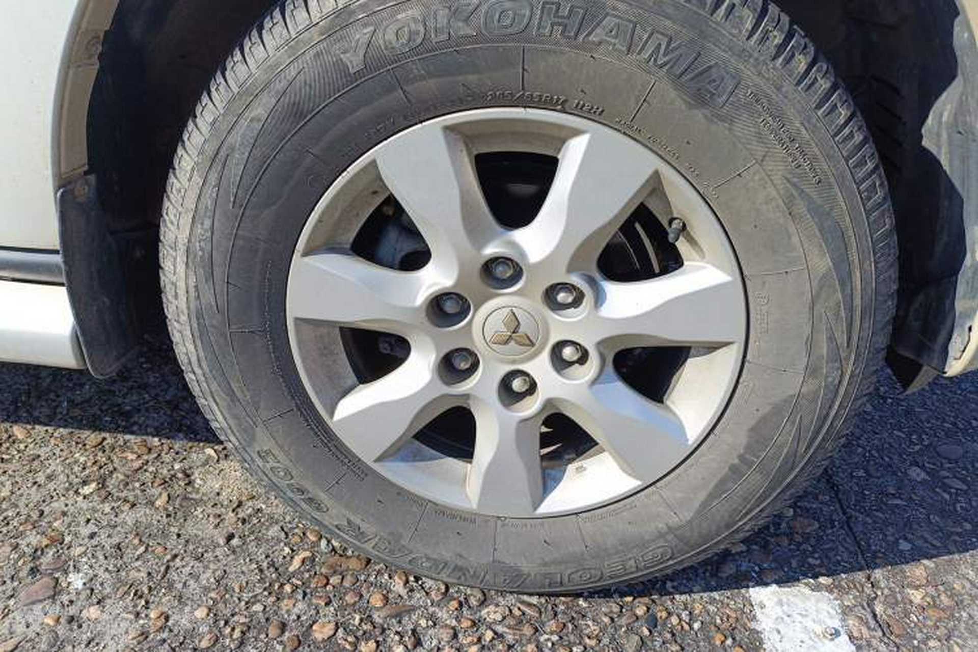 Used Mitsubishi Pajero 2020 3.0L Automatic Luxury Edition Right Front Wheel Hub