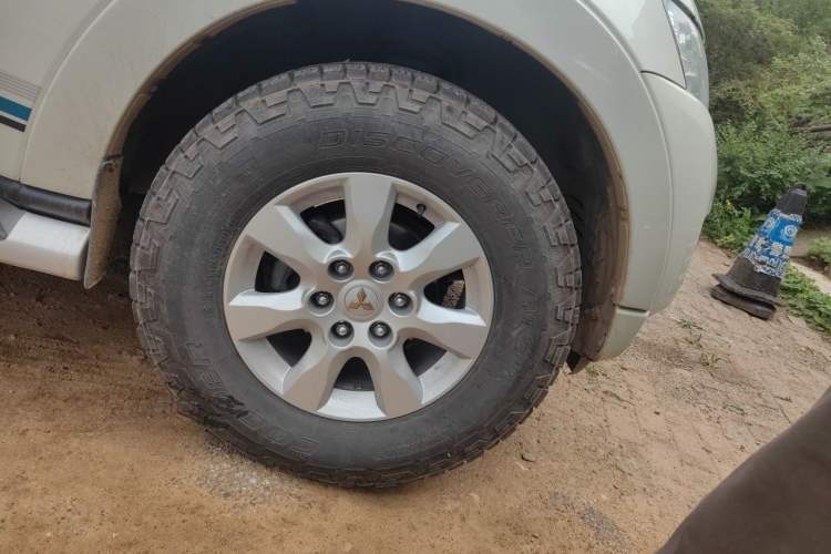 Used Mitsubishi Pajero  Right Front Wheel Hub
