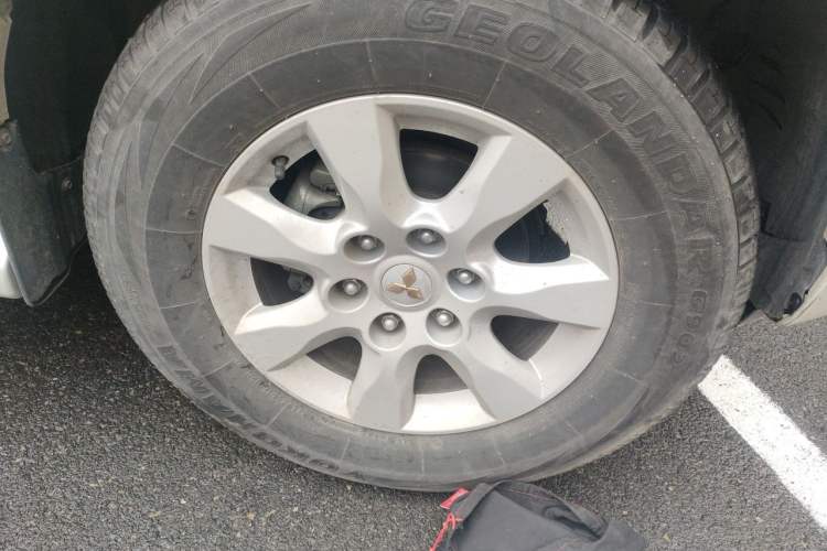 Used Mitsubishi Pajero 2020 3.0L Automatic Standard Edition Right Front Wheel Hub