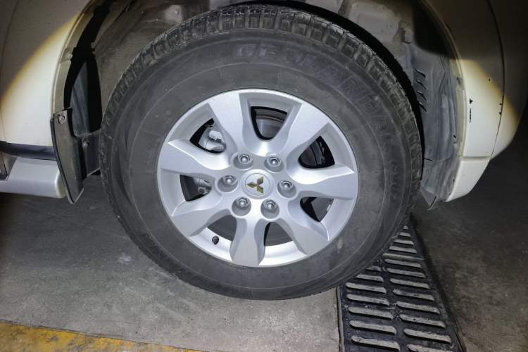 Used Mitsubishi Pajero  Right Front Wheel Hub
