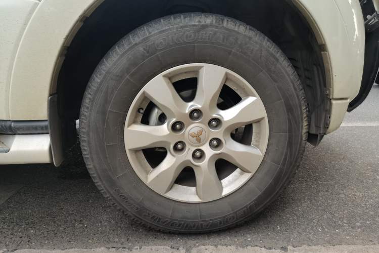 Used Mitsubishi Pajero  Right Front Wheel Hub