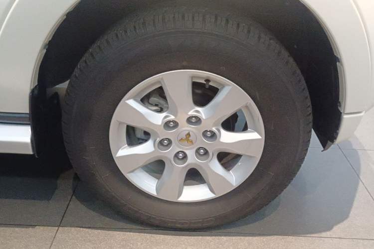 Used Mitsubishi Pajero 2020 3.0L Automatic Prestige Off-Road Edition Right Front Wheel Hub