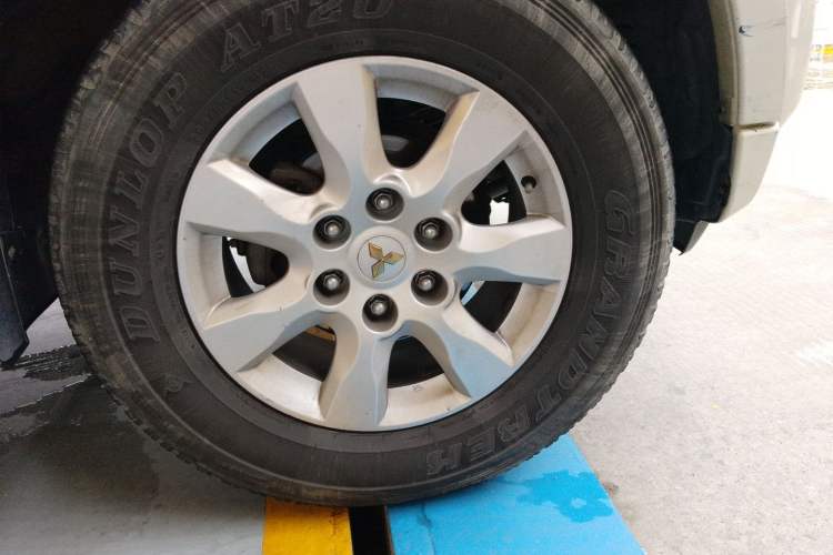 Used Mitsubishi Pajero 2020 Collection Edition 3.0L Automatic Prestige Off-Road Version Right Front Wheel Hub