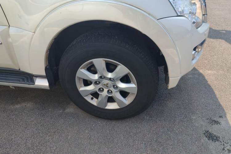 Used Mitsubishi Pajero  Right Front Wheel Hub