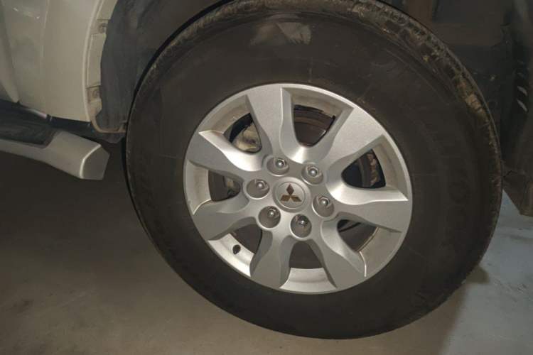 Used Mitsubishi Pajero  Right Front Wheel Hub
