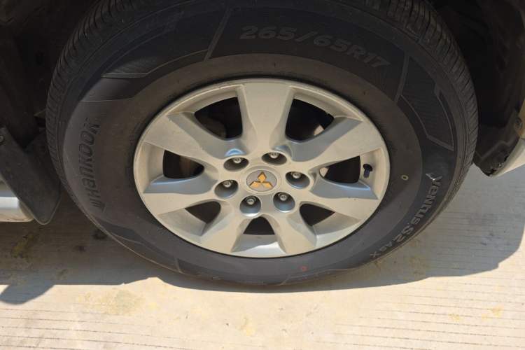 Used Mitsubishi Pajero  Right Front Wheel Hub