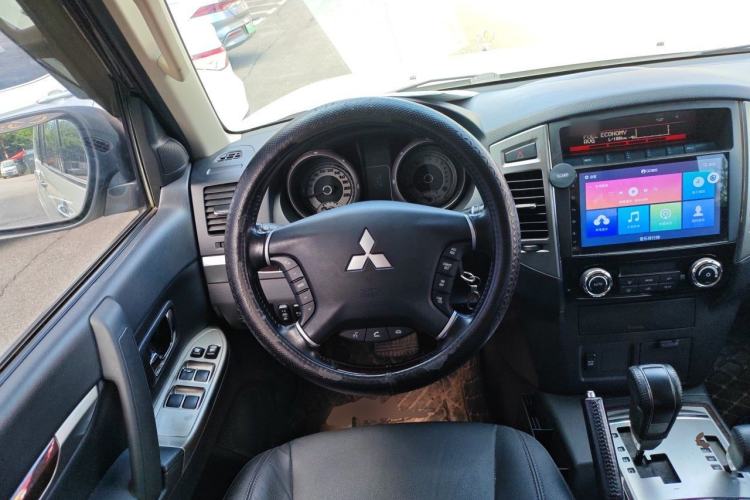 Used Mitsubishi Pajero 2020 3.0L Automatic Luxury Off-Road Version Steering Wheel