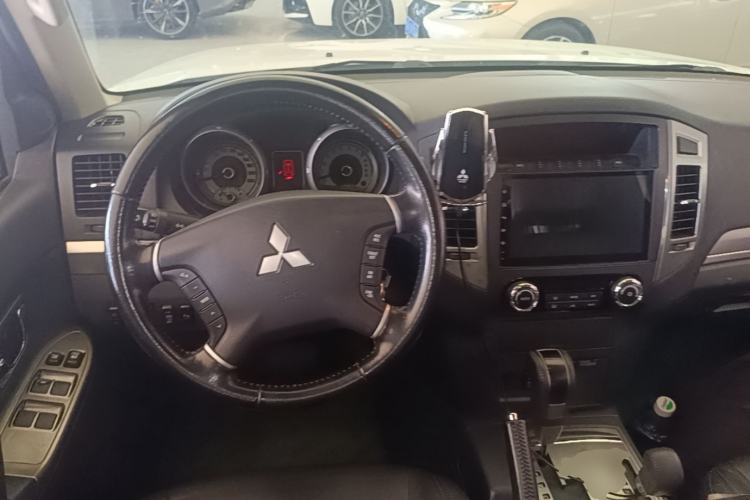 Used Mitsubishi Pajero 2020 3.0L Automatic Luxury Off-Road Version Steering Wheel