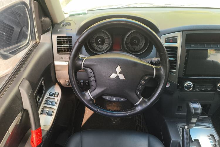 Used Mitsubishi Pajero 2020 Collection Edition 3.0L Automatic Prestige Off-Road Version Steering Wheel