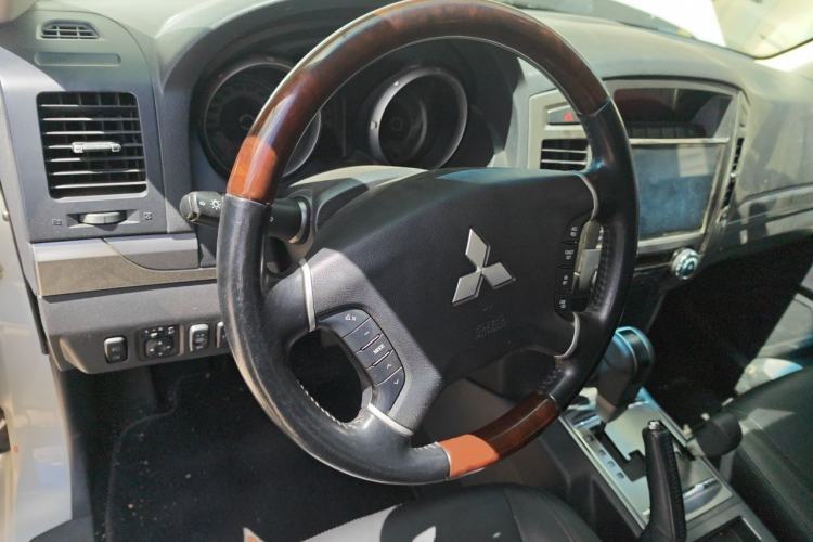 Used Mitsubishi Pajero 2020 3.0L Automatic Prestige Off-Road Edition Steering Wheel