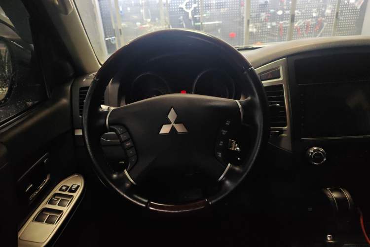 Used Mitsubishi Pajero 2020 3.0L Automatic Prestige Off-Road Edition Steering Wheel