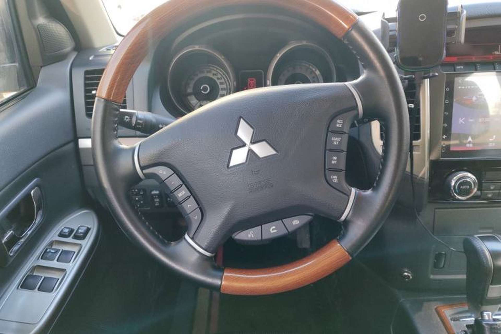 Used Mitsubishi Pajero 2020 3.0L Automatic Standard Edition Steering Wheel