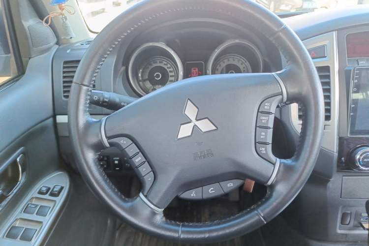 Used Mitsubishi Pajero 2020 3.0L Automatic Luxury Edition Steering Wheel