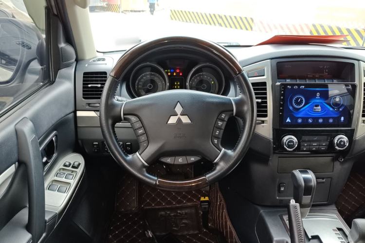 Used Mitsubishi Pajero 2020 3.0L Automatic Standard Edition Steering Wheel