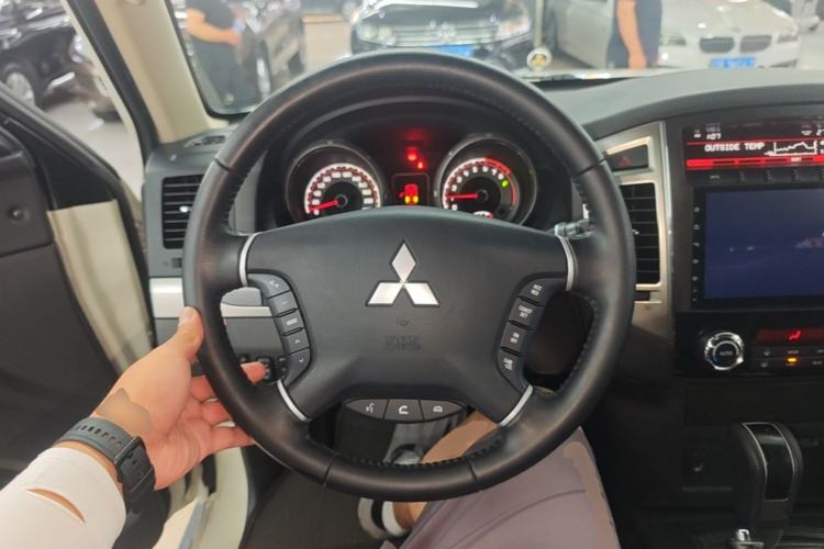 Used Mitsubishi Pajero 2020 V93 3.0L 5-Door GLS 7-Seater – Middle East Steering Wheel