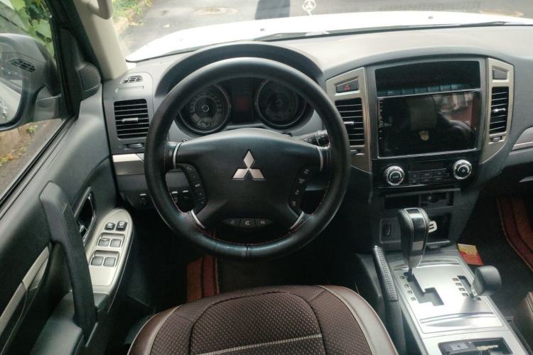 Used Mitsubishi Pajero 2020 3.0L Automatic Standard Edition Steering Wheel