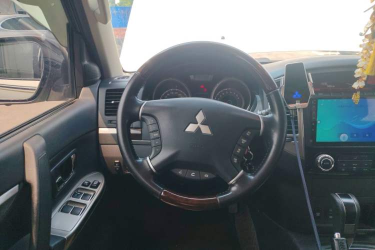 Used Mitsubishi Pajero  Steering Wheel