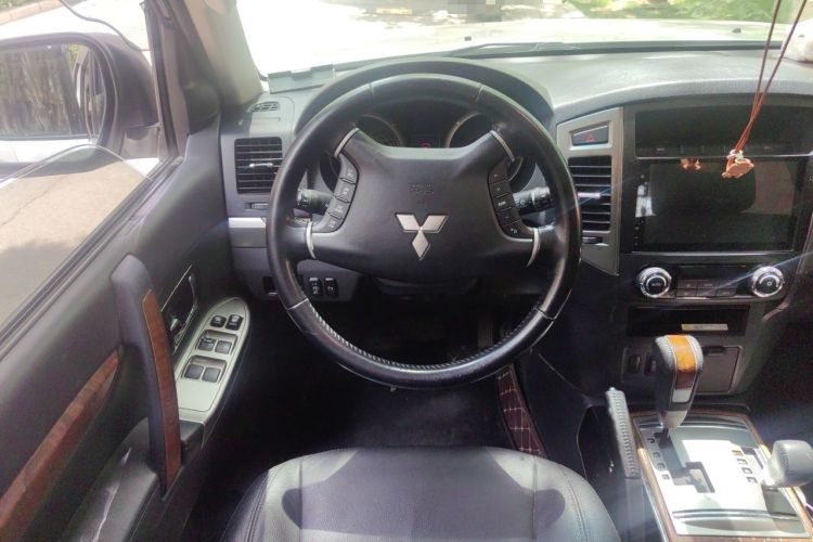 Used Mitsubishi Pajero 2020 3.0L Automatic Luxury Off-Road Version Steering Wheel