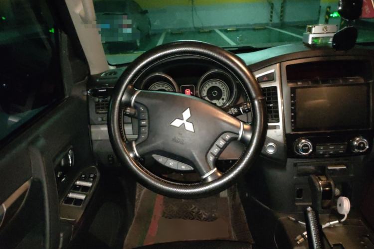 Used Mitsubishi Pajero 2020 3.0L Automatic Standard Edition Steering Wheel