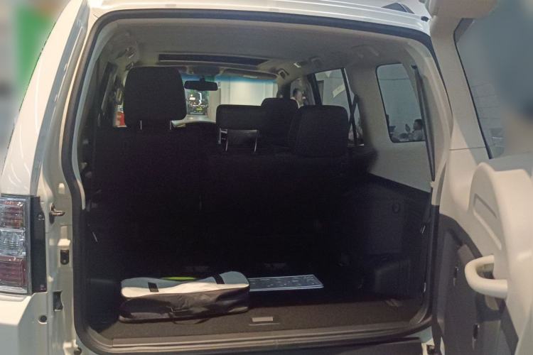 Used Mitsubishi Pajero 2020 3.0L Automatic Prestige Off-Road Edition Trunk
