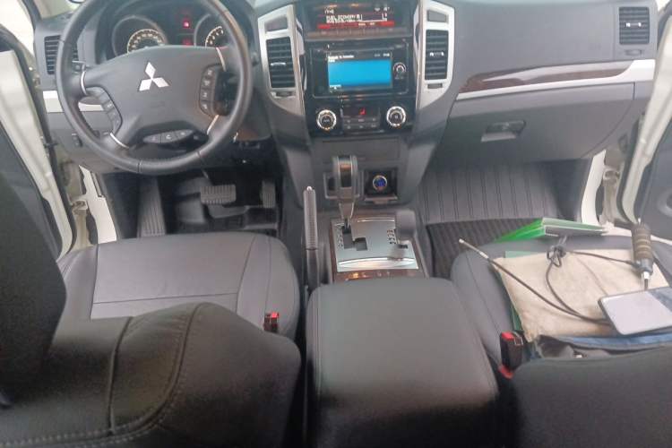 Used Mitsubishi Pajero  Center Console