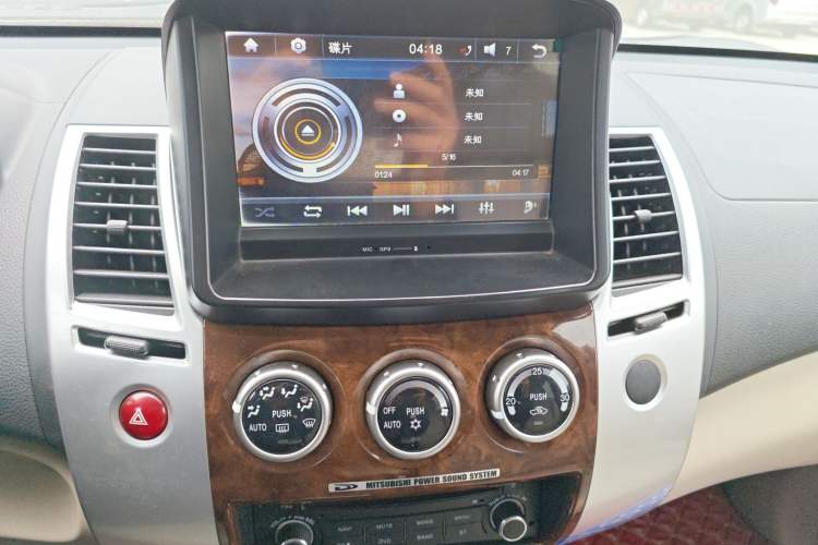 Used Mitsubishi Pajero Sport 2013 3.0L Automatic Two-Wheel Drive Luxury Edition Audio And AC Panel