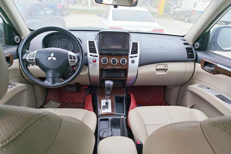 Used Mitsubishi Pajero Sport 2013 3.0L Automatic Two-Wheel Drive Luxury Edition Center Console