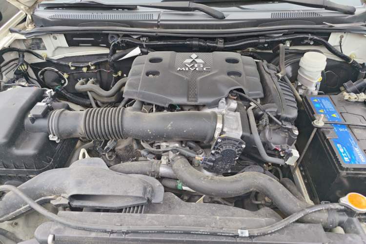 Used Mitsubishi Pajero Sport 2013 3.0L Automatic Two-Wheel Drive Luxury Edition Engine Bay