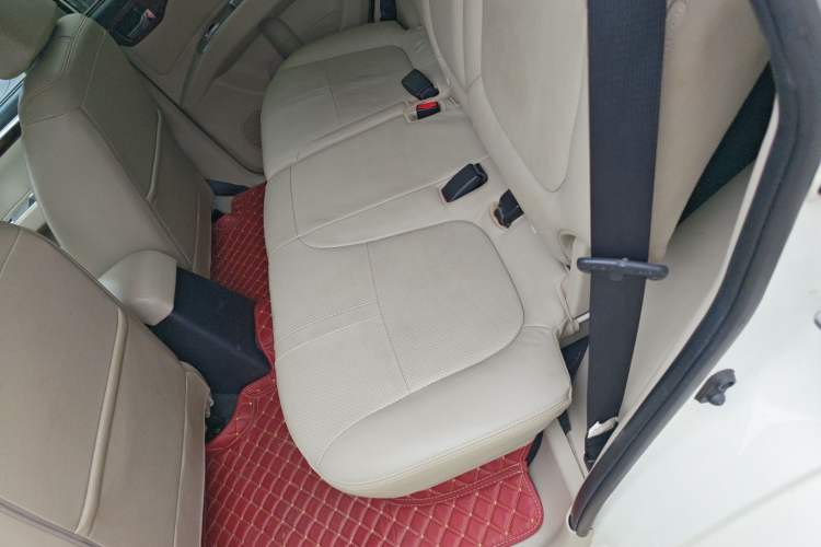Used Mitsubishi Pajero Sport 2013 3.0L Automatic Two-Wheel Drive Luxury Edition Left Rear Seat